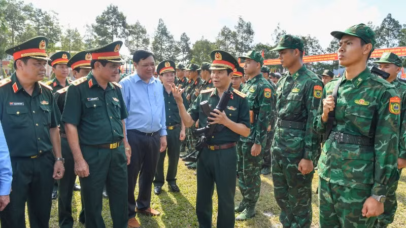 Đại tướng Nguyễn Tân Cương kiểm tra, động viên lực lượng tham gia lễ ra quân huấn luyện.
