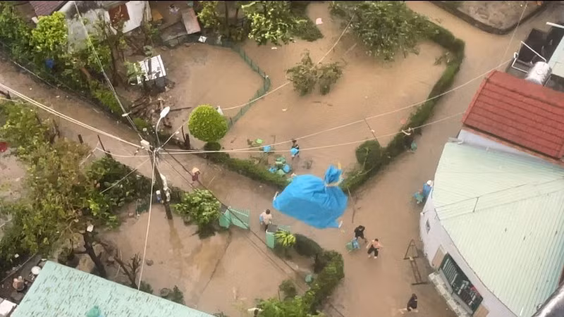 Hai tổ bay trực thăng thả hàng cứu trợ thiết yếu cho nhân dân.