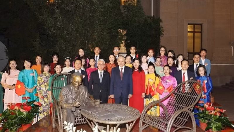 Đại diện cộng đồng người Việt sinh sống, học tập, làm việc tại Trung Quốc vinh dự chụp ảnh cùng Tổng Bí thư, Chủ tịch nước Tô Lâm trong chuyến thăm Trung Quốc năm 2024. (Ảnh: TTXVN)