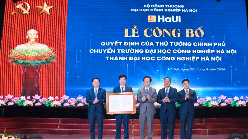 Phó Giáo sư, Tiến sĩ Kiều Xuân Thực nhận Quyết định của Thủ tướng Chính phủ chuyển Trường đại học Công nghiệp Hà Nội thành Đại học Công nghiệp Hà Nội.
