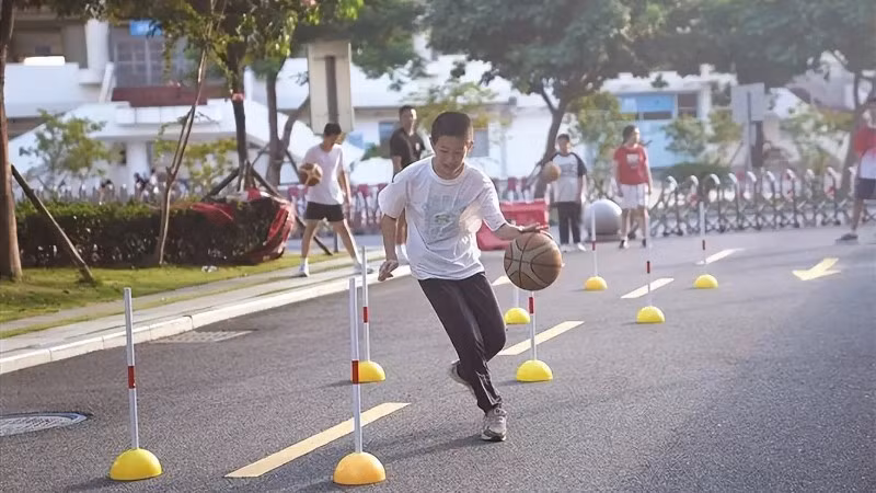Học sinh tập luyện bóng rổ. (Ảnh: Sohu.com)