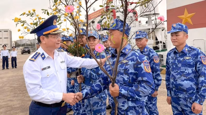 Đại tá Lê Huy, Chính ủy Vùng Cảnh sát biển 2 động viên cán bộ, chiến sĩ trước khi thực hiện nhiệm vụ trực Tết trên biển.