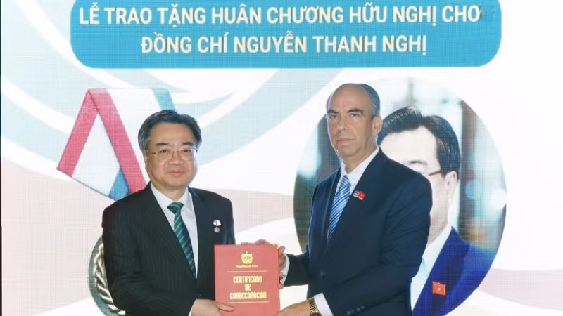 Đại sứ Cuba tại Việt Nam Rogelio Polanco Fuentes trao tặng Huân chương Hữu nghị của Nhà nước Cuba cho đồng chí Nguyễn Thanh Nghị. (Ảnh: TTXVN)