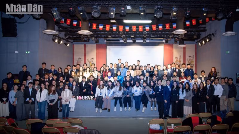 Theo Đại sứ Đinh Toàn Thắng, thanh niên sinh viên Việt Nam tại Pháp có nhiệt huyết rất lớn và nóng lòng đóng góp thiết thực cho đất nước. (Ảnh: KHẢI HOÀN)