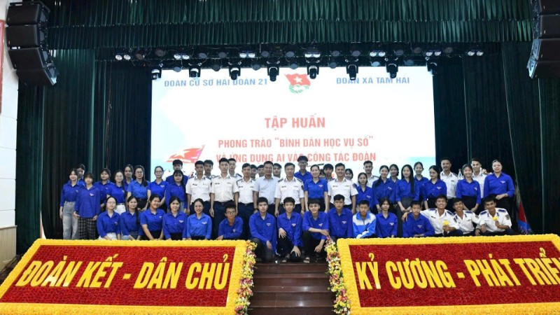 Cán bộ, chiến sĩ Bộ Tư lệnh Vùng Cảnh sát biển 2 tích cực tham gia phong trào Bình dân học vụ số.