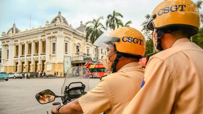 Tổ công tác Đội Cảnh sát giao thông số 1 làm nhiệm vụ tại khu vực Nhà hát lớn, sáng 6/7.