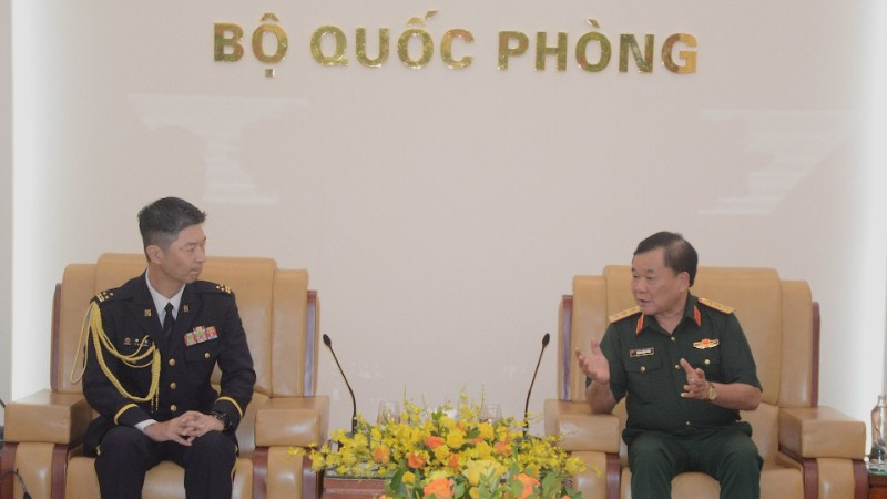 Thượng tướng Hoàng Xuân Chiến, Ủy viên Trung ương Đảng, Ủy viên Thường vụ Quân ủy Trung ương, Thứ trưởng Quốc phòng tiếp Đại tá Tamura Takao, Tùy viên Quốc phòng Nhật Bản tại Việt Nam