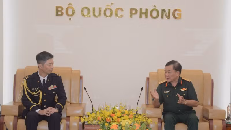 Thượng tướng Hoàng Xuân Chiến, Ủy viên Trung ương Đảng, Ủy viên Thường vụ Quân ủy Trung ương, Thứ trưởng Quốc phòng tiếp Đại tá Tamura Takao, Tùy viên Quốc phòng Nhật Bản tại Việt Nam