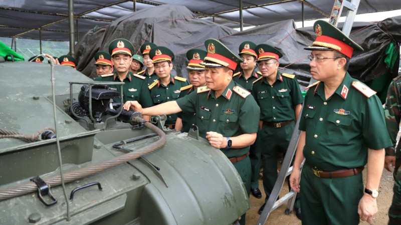 Trung tướng Trần Minh Đức kiểm tra tình trạng xe pháo.