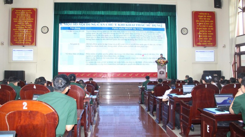 Các cán bộ nghe giới thiệu các nội dung.