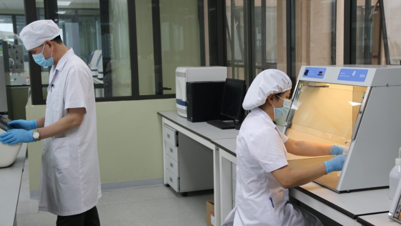 Cán bộ, kỹ thuật viên Khoa Xét nghiệm sinh học, Viện Pháp y Quân đội thực hiện quy trình giám định AND hài cốt liệt sĩ.