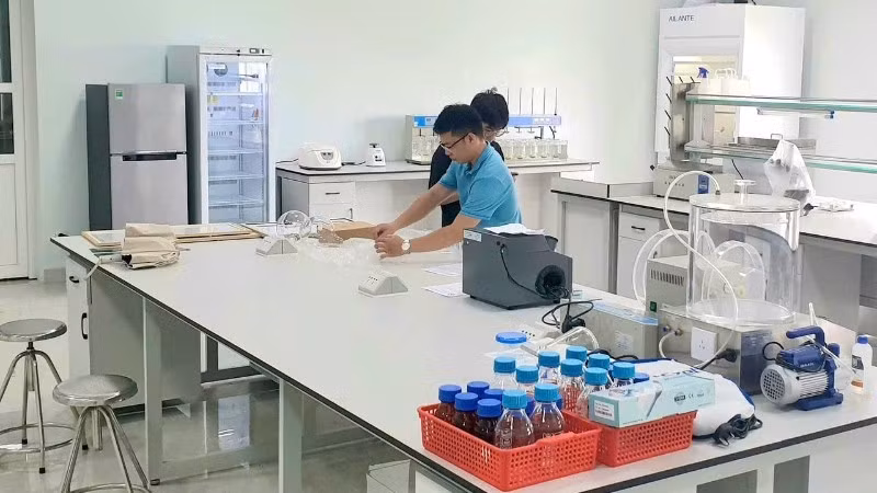 Hệ thống phòng thí nghiệm ngày càng được quan tâm đầu tư trang thiết bị hiện đại, từ dụng cụ, vật tư tiêu hao đến những hệ thống máy chuyên dụng với giá trị lớn.