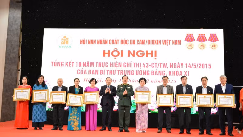 Ban Tuyên giáo và Dân vận Trung ương trao tặng Bằng khen cho các tập thể có thành tích xuất sắc trong thực hiện Chỉ thị 43-CT/TW.