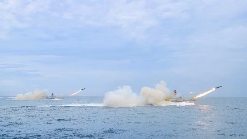 Biên đội tàu chiến Vùng 3 thực hành bắn tên lửa tiêu diệt mục tiêu.