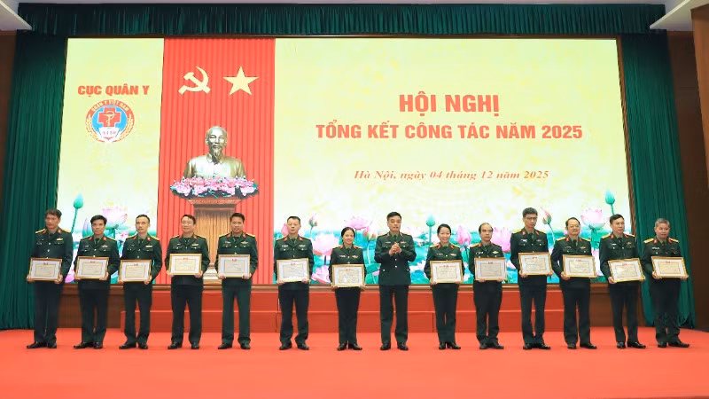 Trao các hình thức khen thưởng tặng tập thể, cá nhân đạt thành tích xuất sắc trong thực hiện nhiệm vụ năm 2025.