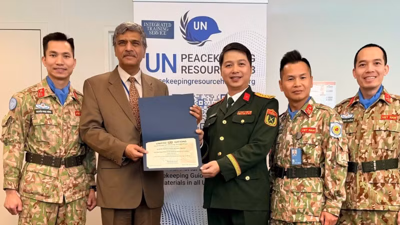 Ông Harinder Sood, Trưởng Cơ quan Huấn luyện tích hợp (ITS), trao chứng nhận Khóa huấn luyện UNSOC của Cục Gìn giữ hòa bình Việt Nam đạt chuẩn huấn luyện tiền triển khai của Liên hợp quốc. 