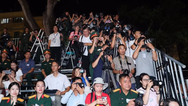 Nhóm phóng viên tác nghiệp tại buổi Tổng hợp luyện lần thứ nhất tại Quảng trường Ba Đình. (ẢNH: TRỌNG ĐỨC)