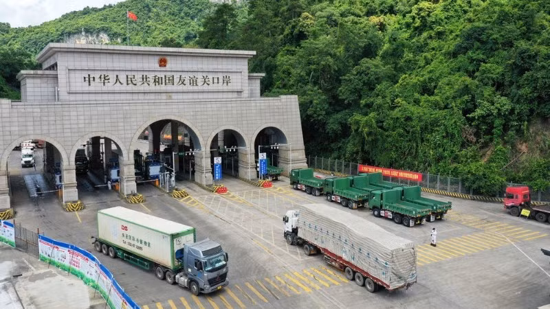 Các phương tiện thông quan tại cửa khẩu Hữu Nghị Quan, Quảng Tây, Trung Quốc. (Ảnh: ifeng.com)