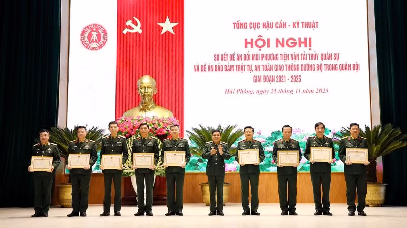 Tặng bằng khen của Bộ Quốc phòng cho các cá nhân, tập thể.