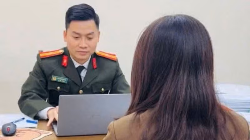 Công an Hà Nội làm việc với đối tượng đăng tin sai sự thật về công tác khám, chữa bệnh tại Bệnh viện Bạch Mai.