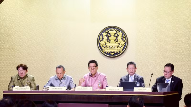 Phó Thủ tướng, Bộ trưởng Tài chính Ekniti Nitithanprapas (giữa) thông tin về Chương trình Khon La Khrueng Plus. (Ảnh: Văn phòng Thủ tướng Thái Lan)