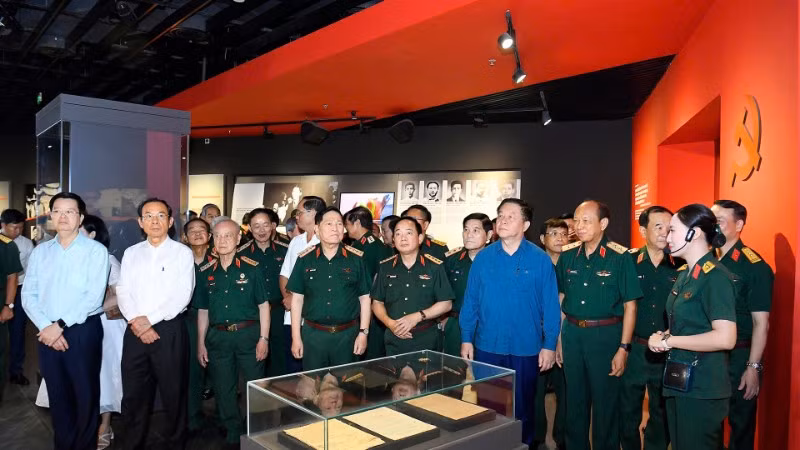 Lãnh đạo Đảng, Nhà nước, Quân đội tham quan Bảo tàng Lịch sử Quân sự Việt Nam.