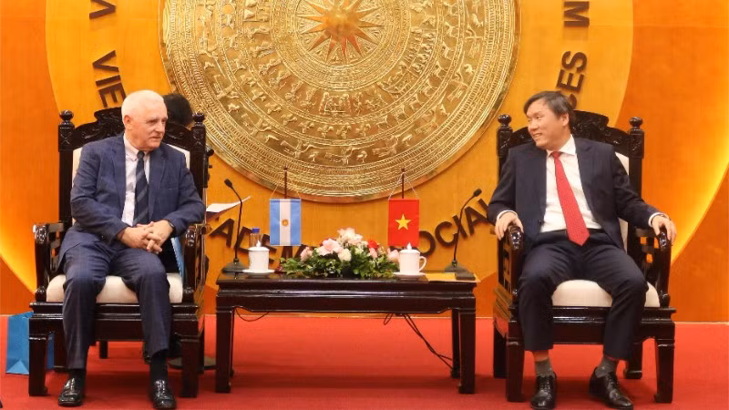 Giáo sư, Tiến sĩ Lê Văn Lợi, Chủ tịch Viện hàn lâm Khoa học xã hội Việt Nam và Đại sứ Marcos Antonio Bednarski tại buổi hội đàm. (Ảnh: VASS)