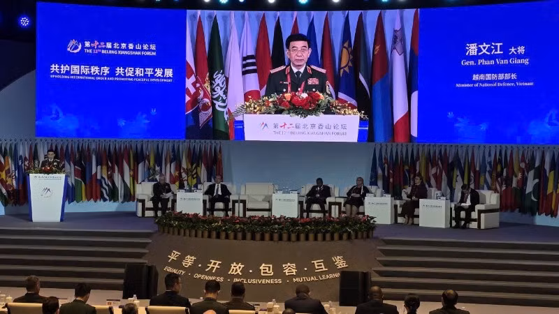 Đại tướng Phan Văn Giang, Ủy viên Bộ Chính trị, Phó Bí thư Quân ủy Trung ương, Bộ trưởng Quốc phòng phát biểu tại Phiên toàn thể 1.