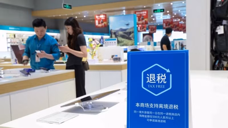 Một cửa hàng bán đồ điện tử có dịch vụ hoàn thuế ở thành phố Thâm Quyến, tỉnh Quảng Đông, Trung Quốc. (Ảnh: Tân Hoa xã)
