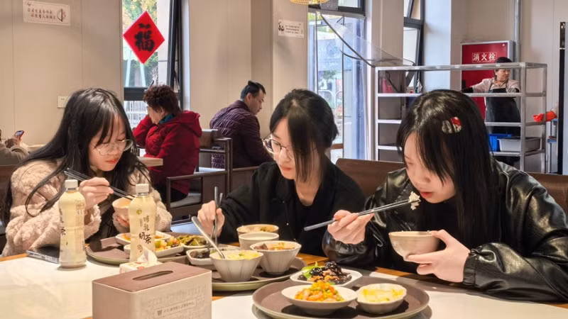 Các bạn trẻ thưởng thức món ăn ở quán ăn trong bảo tàng Tứ Xuyên. (Ảnh: TÂN HOA XÃ)