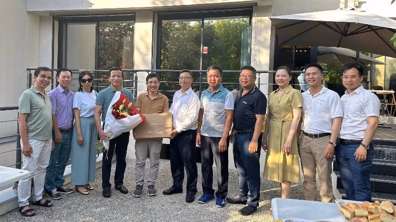 Lãnh đạo các cơ quan đại diện Việt Nam chúc mừng các phóng viên thường trú tại Pháp nhân kỷ niệm 101 năm Ngày Báo chí Cách mạng Việt Nam.