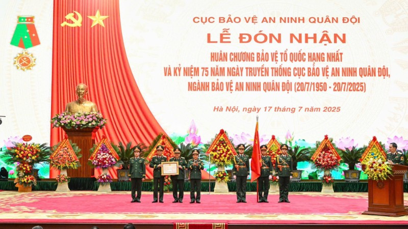  Thừa ủy quyền của Chủ tịch nước, Đại tướng Trịnh Văn Quyết trao Huân chương Bảo vệ Tổ quốc hạng Nhất tặng Cục Bảo vệ an ninh Quân đội. 