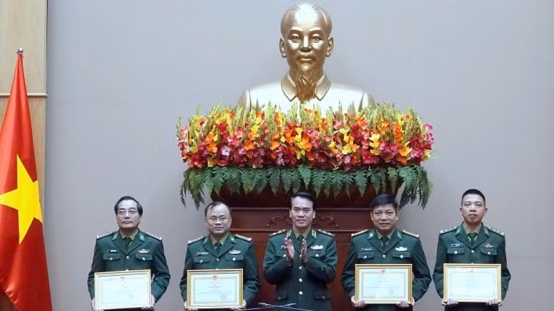Trung tướng Vũ Trung Kiên, Tư lệnh Bộ đội Biên phòng trao Bằng khen tặng các tập thể có thành tích xuất sắc trong thực hiện nhiệm vụ.