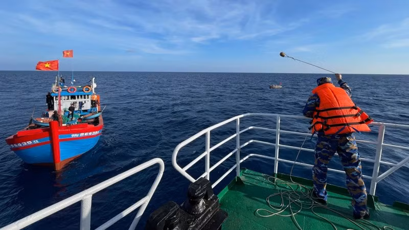 Thả dây neo tàu, để các cử tri tàu cá lên tàu TS-04 thực hiện bầu cử.