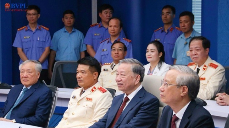 Tổng Bí thư Tô Lâm cùng các lãnh đạo thăm Trung tâm điều hành thông minh tại Viện Kiểm sát nhân dân tối cao. (Ảnh: Báo Bảo vệ pháp luật)