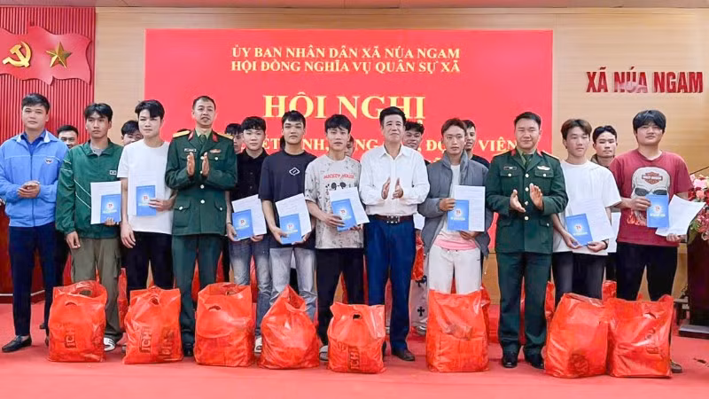 Xã Núa Ngam, tỉnh Điện Biên tặng quà động viên các thanh niên lên đường nhập ngũ.