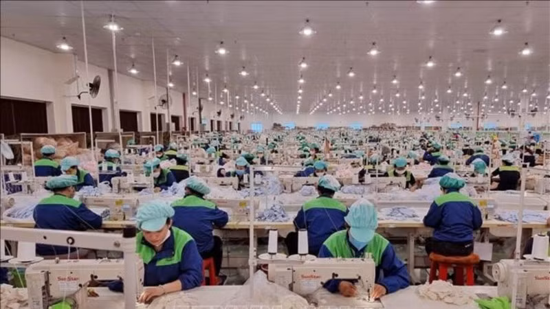 Một nhà máy sản xuất hàng dệt may bên trong khu công nghiệp Du Long, Khánh Hòa. (Ảnh: TTXVN)