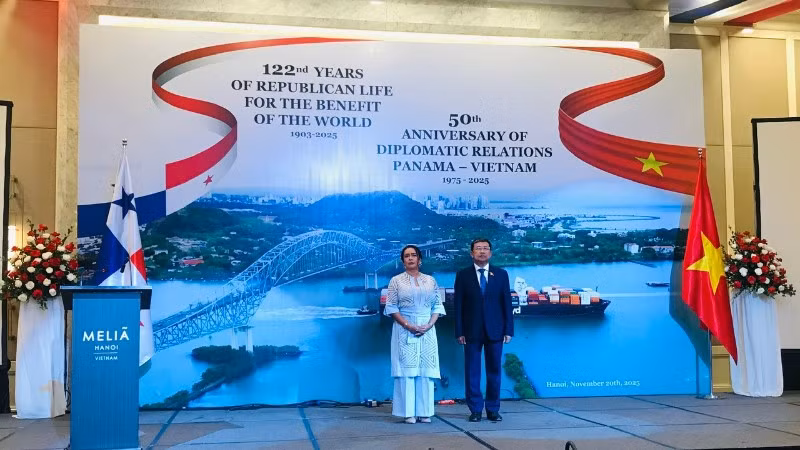 Bà Nubiela Ayala Modes, Đại sứ đặc mệnh toàn quyền nước Cộng hòa Panama tại Việt Nam và đồng chí Vũ Hải Hà, Ủy viên Trung ương Đảng; Phó Bí thư chuyên trách Đảng ủy Quốc hội, Ủy viên Ủy ban Thường vụ Quốc hội. (Ảnh: KHẮC KIÊN)