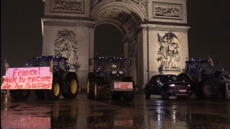 Nông dân Pháp biểu tình phản đối Hiệp định EU-MERCOSUR tại Khải Hoàn Môn ở Paris ngày 8/1.