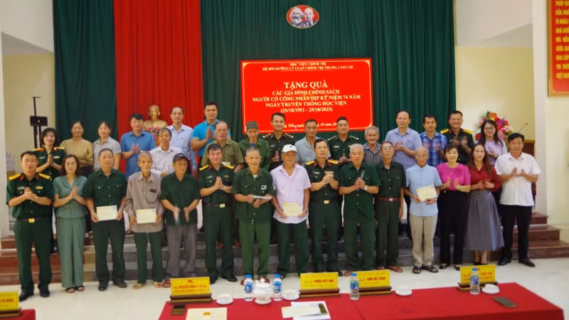 Tặng quà các gia đình chính sách, người có công trên địa bàn xã.