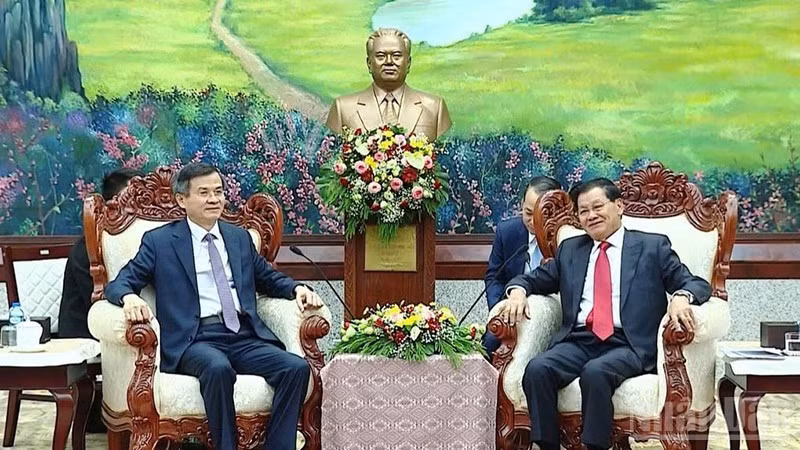 Đồng chí Đoàn Minh Huấn (bìa trái) chào xã giao Tổng Bí thư, Chủ tịch nước Lào Thongloun Sisoulith. (Ảnh: DUY TOÀN)