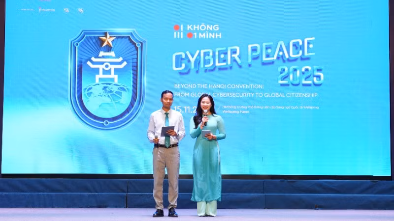 Diễn đàn Giáo dục An ninh mạng Cyber Peace 2025 với chủ đề “Sứ giả số: Hành động có trách nhiệm, kiến tạo một thế giới số an toàn và nhân văn”. (Ảnh: KHẮC KIÊN)
