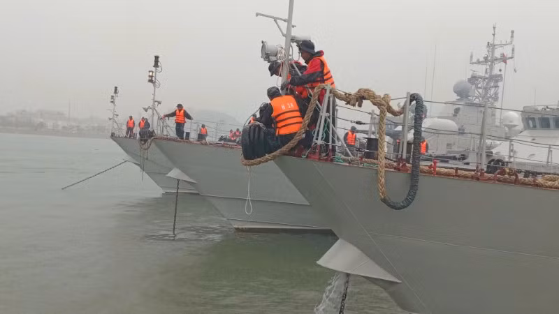 Cán bộ, chiến sĩ vùng 3 Hải quân triển khai phương án phòng chống bão, bảo đảm an toàn tàu, thuyền, trang bị kỹ thuật và doanh trại.