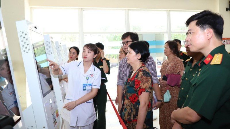 Hội đồng chuyên môn khảo sát, kiểm tra thực tế cơ sở hạ tầng công nghệ thông tin của Bệnh viện Quân y 105.