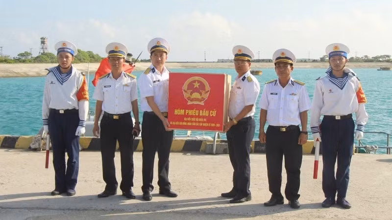 Chỉ huy đảo Song Tử Tây nhận bàn giao hòm phiếu từ đoàn công tác.