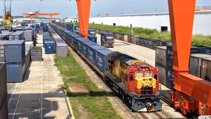 Một tàu chở hàng Trung Quốc-Việt Nam đang rời Cảng đường sắt Nam Ninh ngày 23/9/2025. (Ảnh: Tân Hoa Xã)