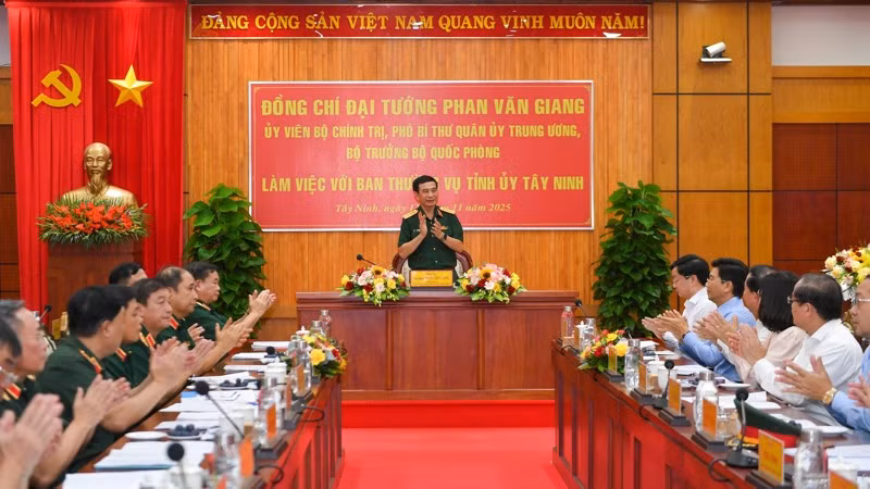 Đại tướng Phan Văn Giang, Ủy viên Bộ Chính trị, Phó Bí thư Quân ủy Trung ương, Bộ trưởng Quốc phòng tại buổi làm việc.