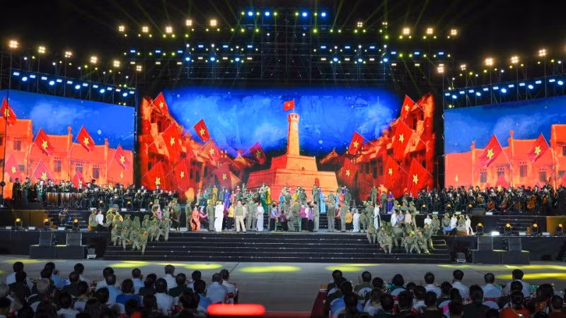 Chương trình chính luận nghệ thuật “Dưới cờ vinh quang” tại điểm cầu Hà Nội.