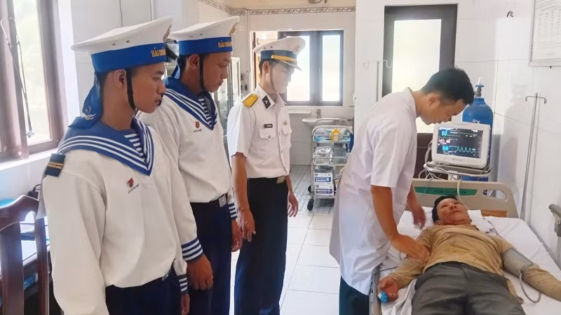 Bác sĩ đảo Trường Sa thăm khám cho ngư dân Nguyễn Văn Lai.