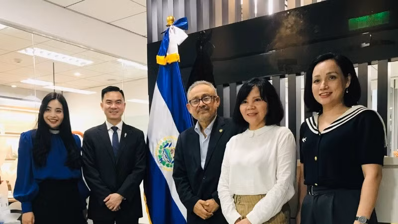 Đại sứ đặc mệnh toàn quyền El Salvador tại Việt Nam Ruben Omar Orozco Burgos chụp ảnh lưu niệm cùng các đại biểu. (Ảnh: KHẮC KIÊN)